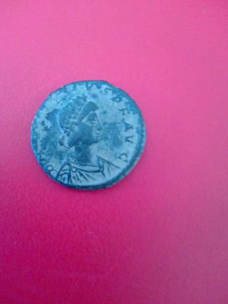 Moneda antigua con figura