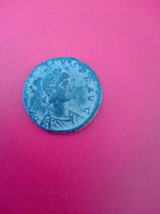 Moneda antigua con figura