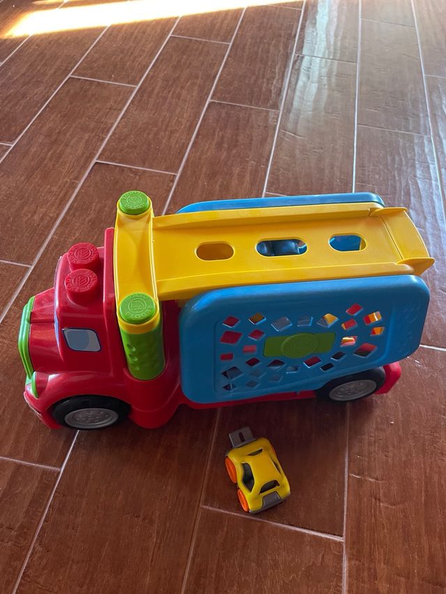 Camión marca molto con coche incluido