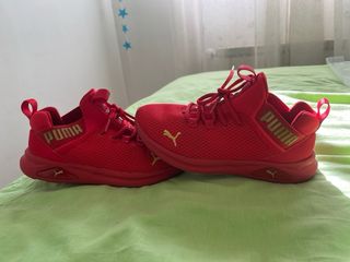Zapatillas Puma Rojas y Doradas