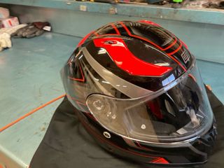 Casco integral negro y rojo