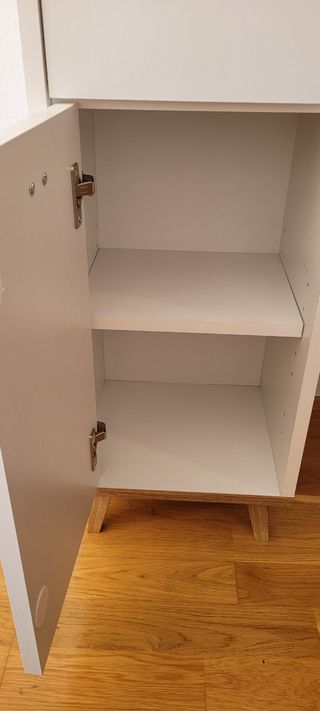 Mueble de baño blanco y madera