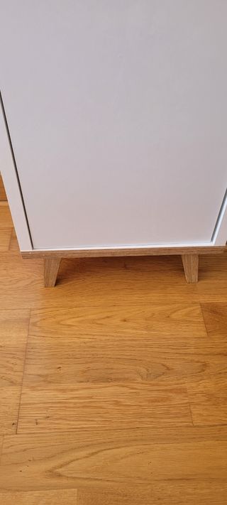 Mueble de baño blanco y madera