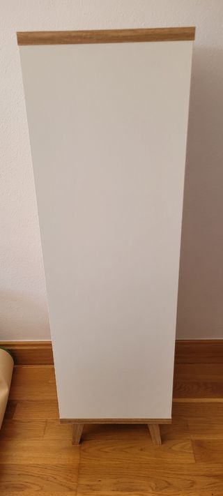 Mueble de baño blanco y madera