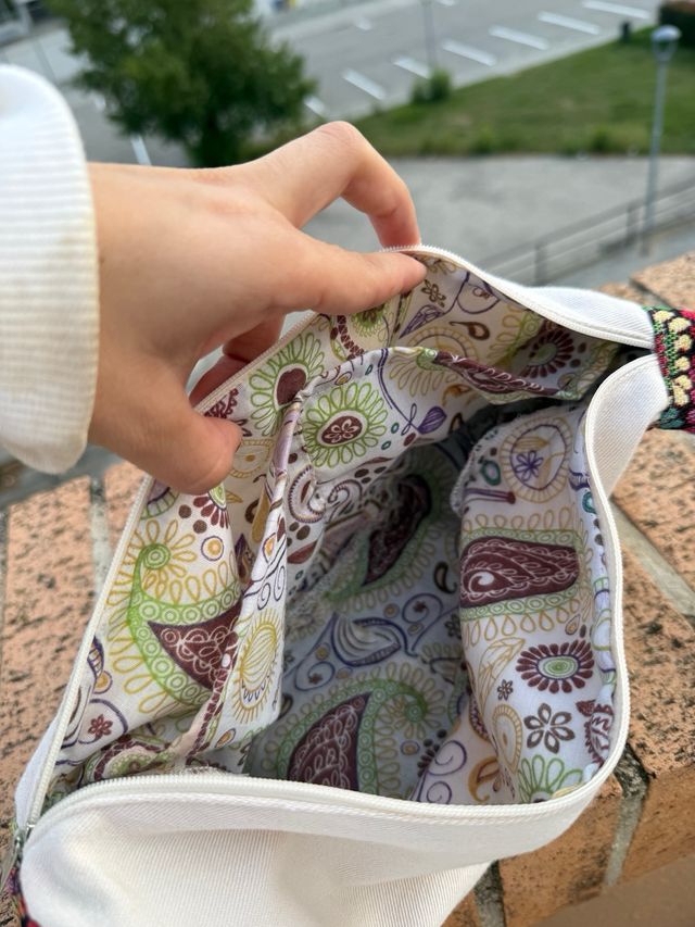 Riñonera multicolor y blanca