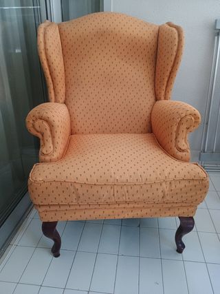 Sillón orejero naranja con estampado