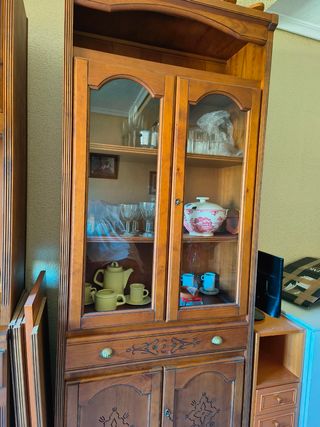  3 modulos: 1 mueble de TV y 2 vitrinas