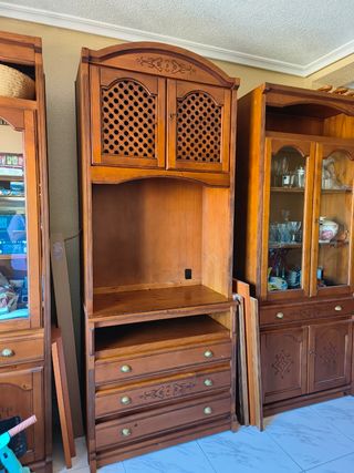  3 modulos: 1 mueble de TV y 2 vitrinas