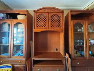 3 modulos: 1 mueble de TV y 2 vitrinas