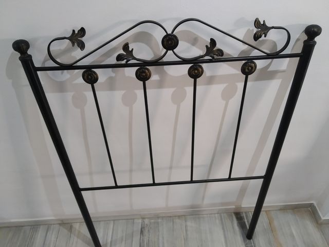 Cabecero de forja negro y dorado