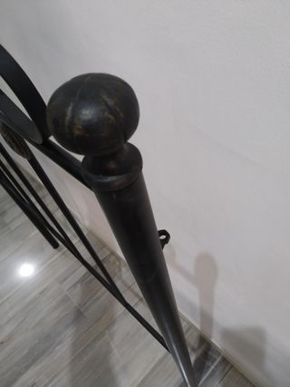 Cabecero de forja negro y dorado