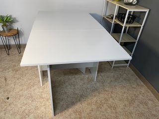Mesa plegable pequeña de madera blanca