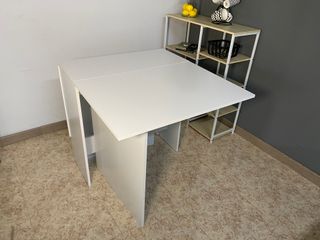 Mesa plegable pequeña de madera blanca