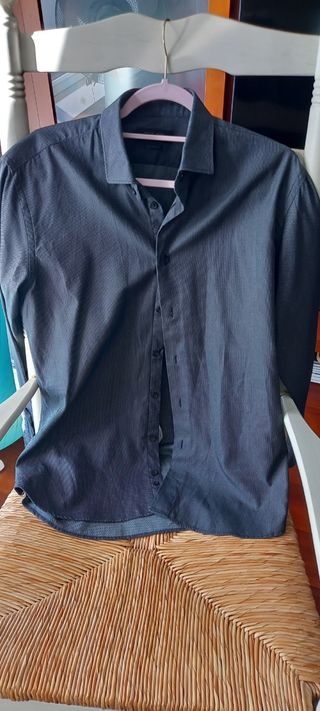 Camisa negra con pequeños lunarcitos 100 % algodón