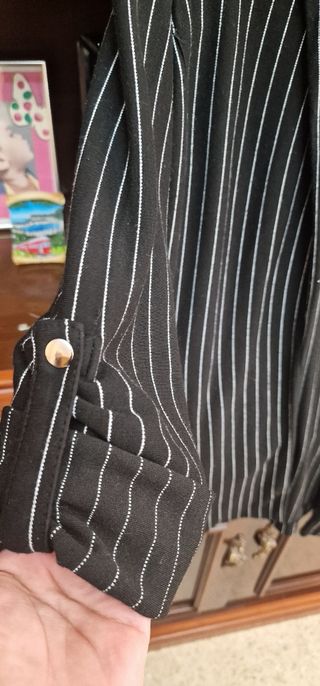 Chaqueta negra con rayas blancas