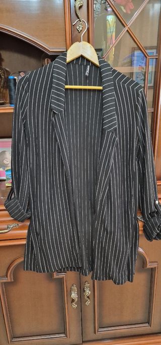 Chaqueta negra con rayas blancas