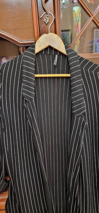 Chaqueta negra con rayas blancas