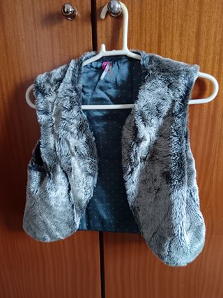 Chaleco de pelo marrón y gris