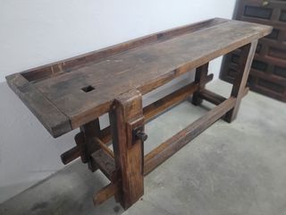 Banco de carpintero antiguo de madera maciza.