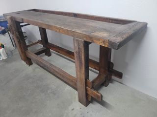 Banco de carpintero antiguo de madera maciza.