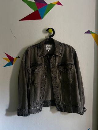 Cazadora vaquera Zara estilo desgastado