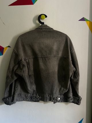 Cazadora vaquera Zara estilo desgastado