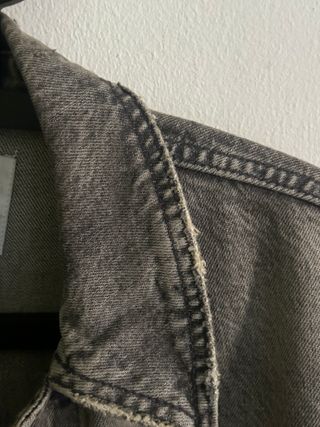Cazadora vaquera Zara estilo desgastado