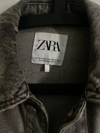Cazadora vaquera Zara estilo desgastado