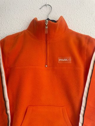 Sudadera naranja con cremallera y bolsillos