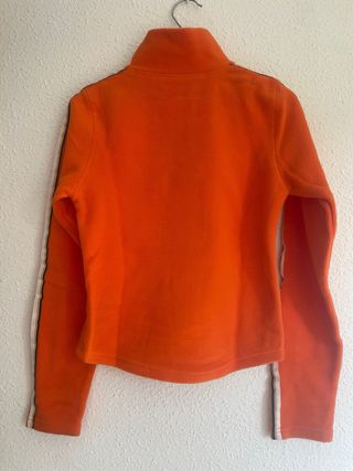 Sudadera naranja con cremallera y bolsillos