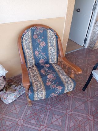 2 Butacas antiguas de tela y madera