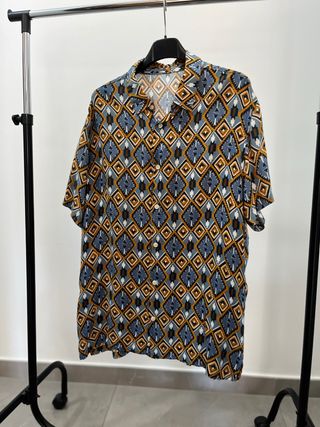 Camicia leggera fantasia geometrica è sia M/L