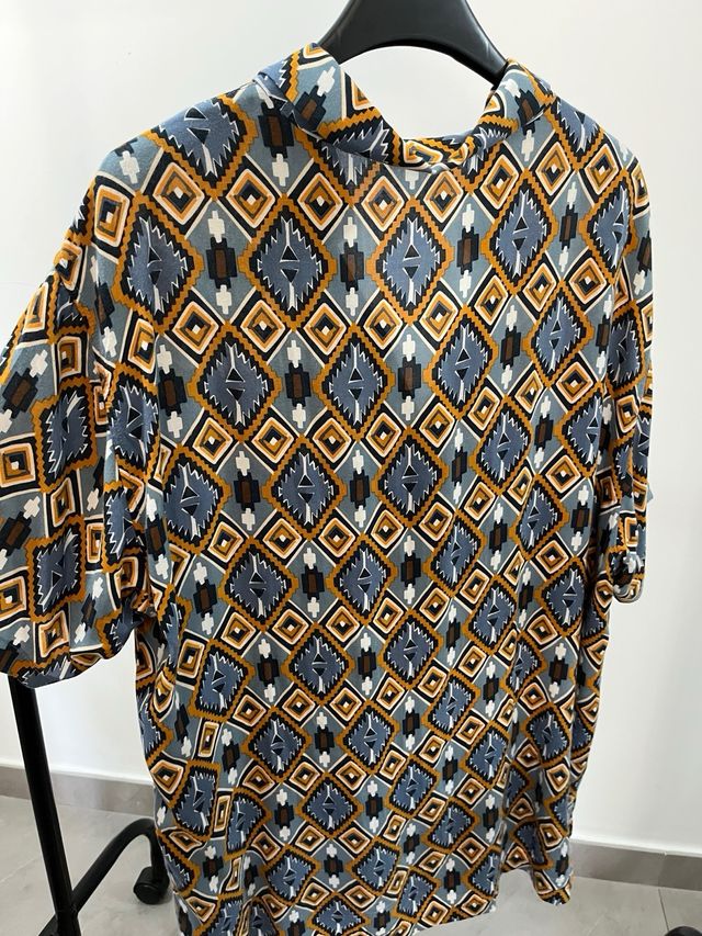 Camicia leggera fantasia geometrica è sia M/L