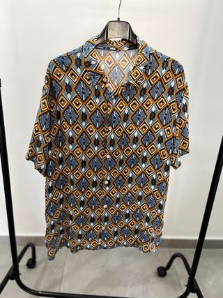 Camicia leggera fantasia geometrica è sia M/L