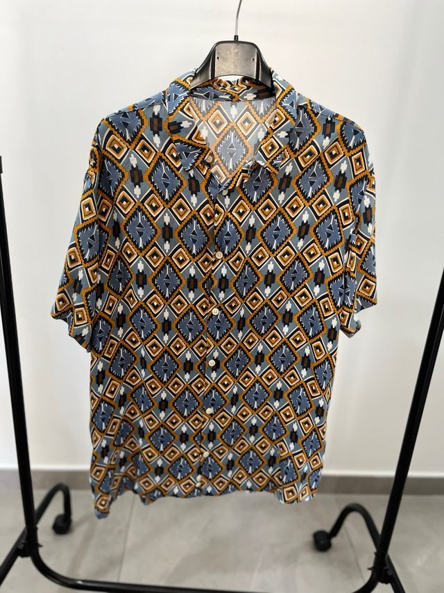 Camicia leggera fantasia geometrica è sia M/L