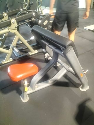 Varias máquina de gimnasio