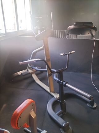 Varias máquina de gimnasio