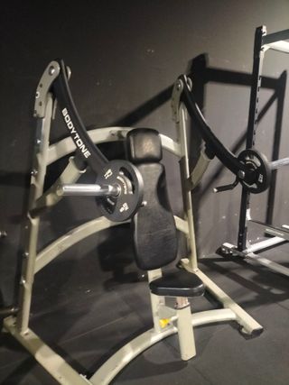 Varias máquina de gimnasio