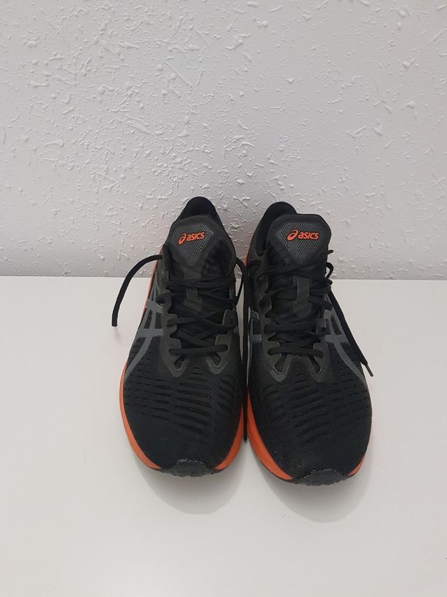 Zapatillas Asics Negras y Naranjas