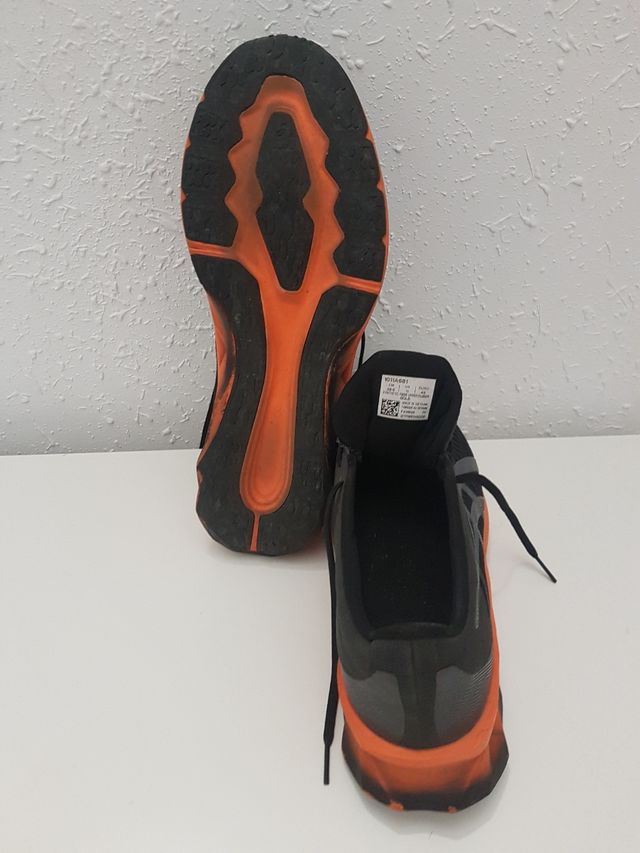 Zapatillas Asics Negras y Naranjas