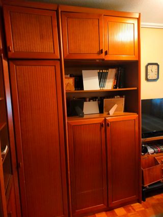 Mueble de madera marrón