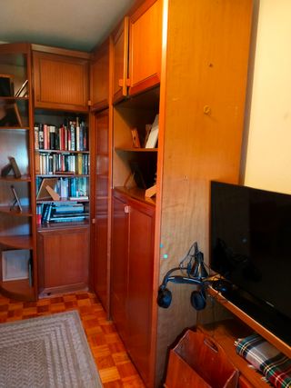 Mueble de madera marrón