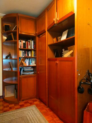 Mueble de madera marrón