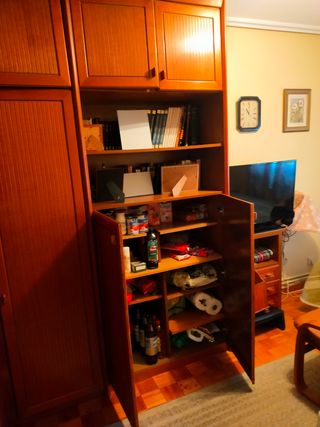 Mueble de madera marrón