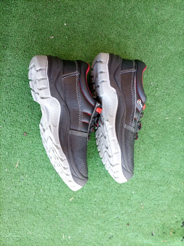 Calzado de seguridad negro y rojo