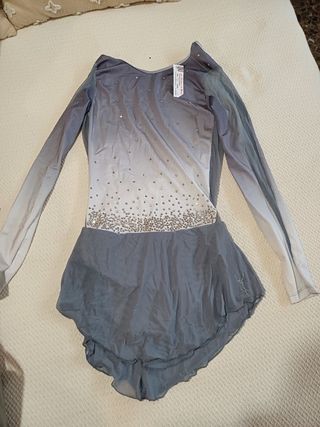Vestido patinaje artístico gris y blanco