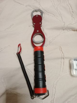 Pinza para peces depredadores roja