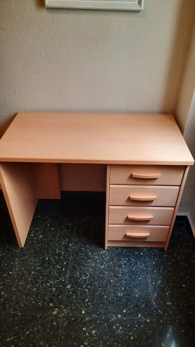 Escritorio con 4 cajones beige