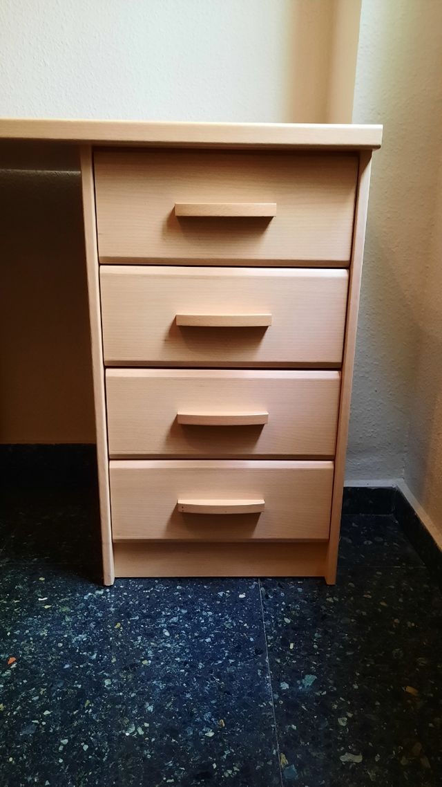 Escritorio con 4 cajones beige