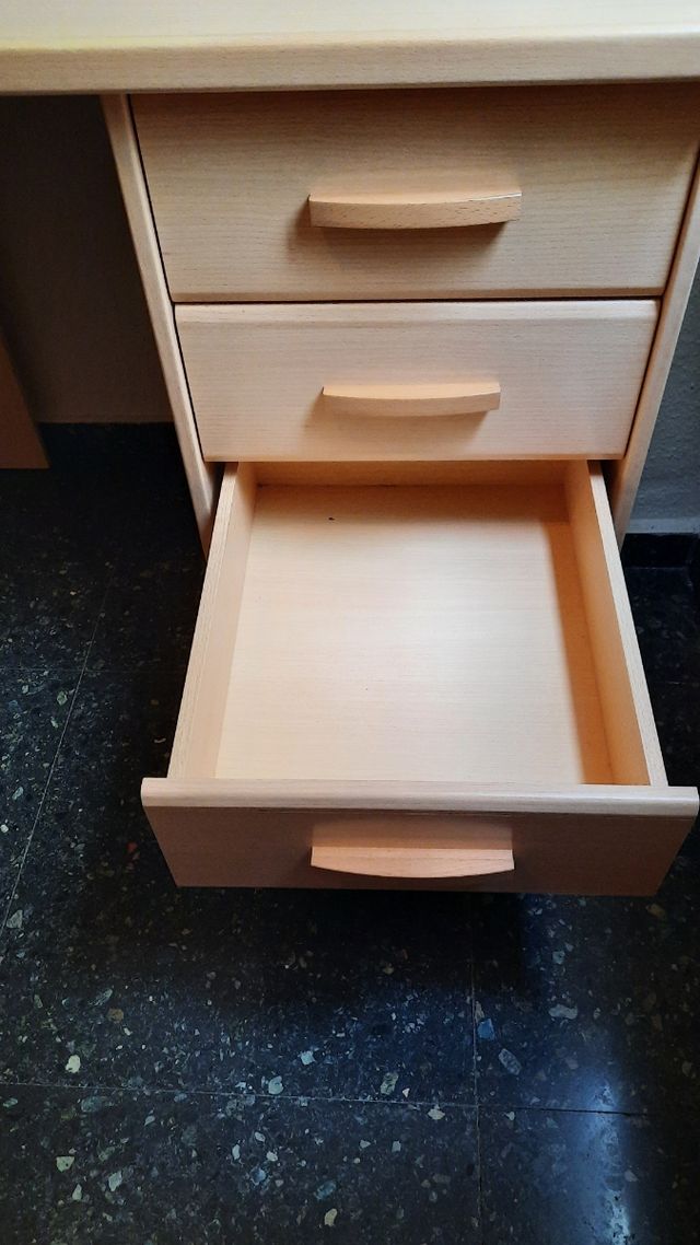 Escritorio con 4 cajones beige